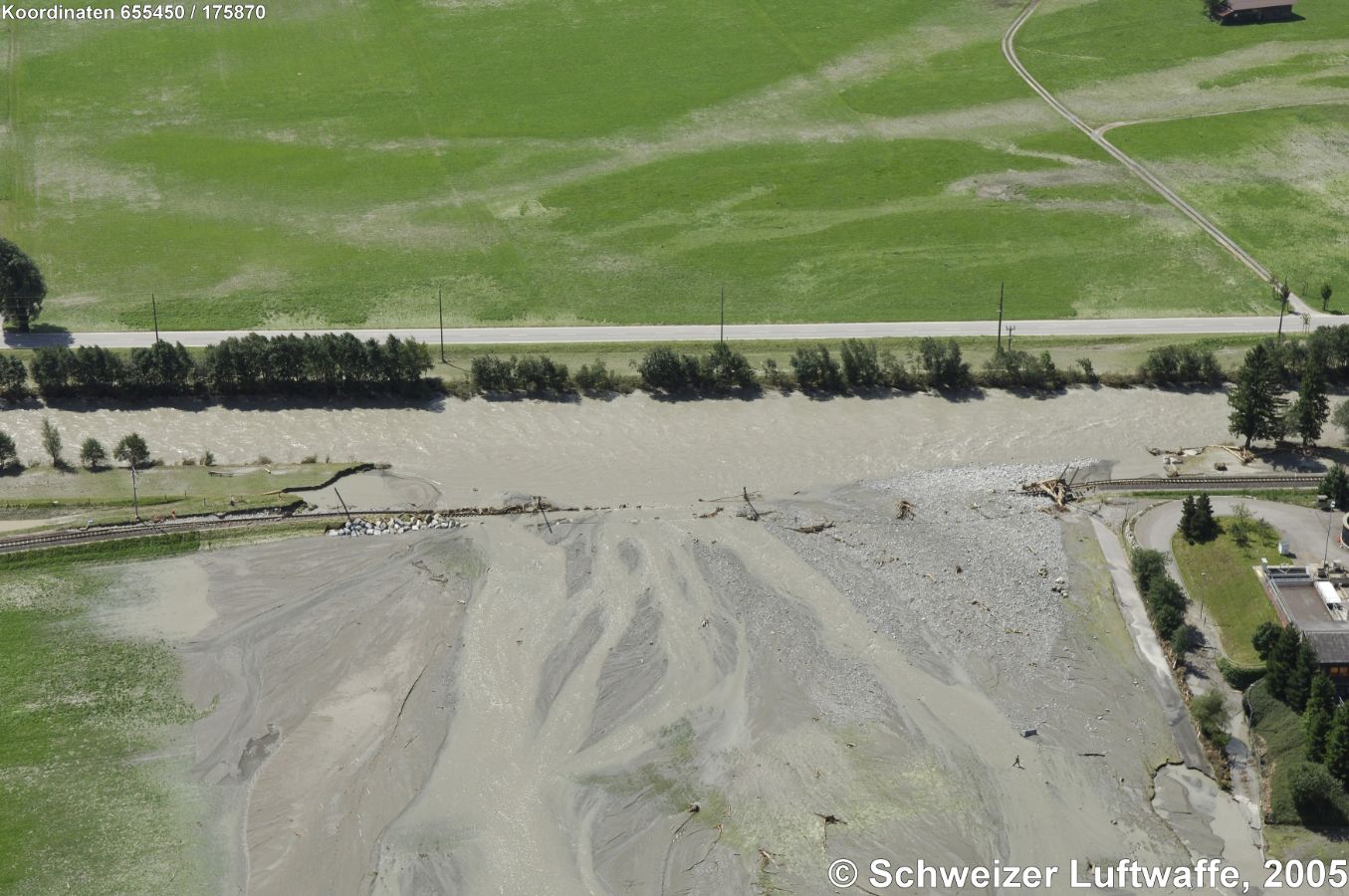 Detail des Dammbruchs bei der ARA Meiringen (am rechten Bildrand) mit mitgerissenen Geleisen, Position 2'655'389.94, 1'175'958.07.